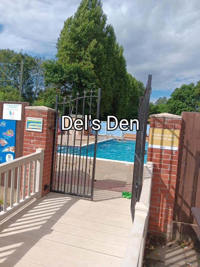 Del'S Den Lakeside Weeley Bridge Экстерьер фото